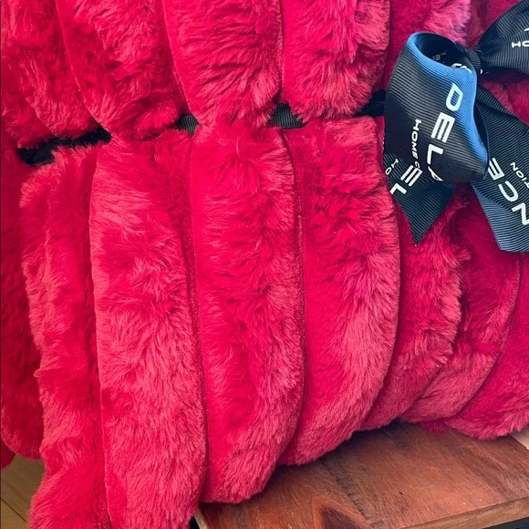Set of 2 Luxurious Plush Red Faux Fur Throw Pillows🏡NWT! - Picture 6 of 10